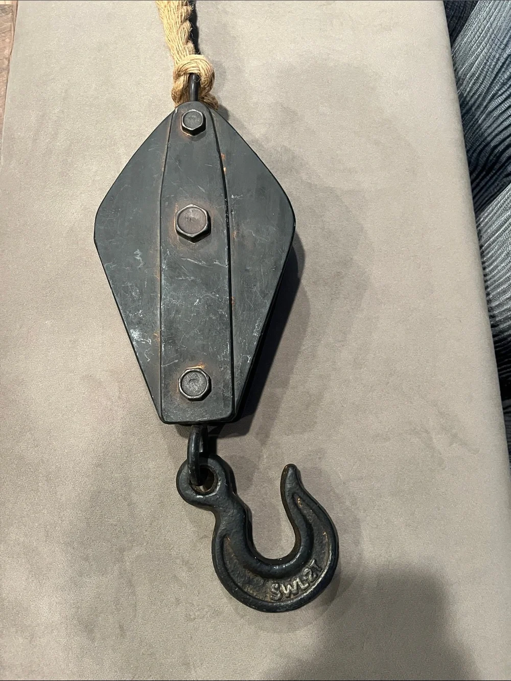 Source Unknown Black Metal Pulley Wall Hook with Natural Rope